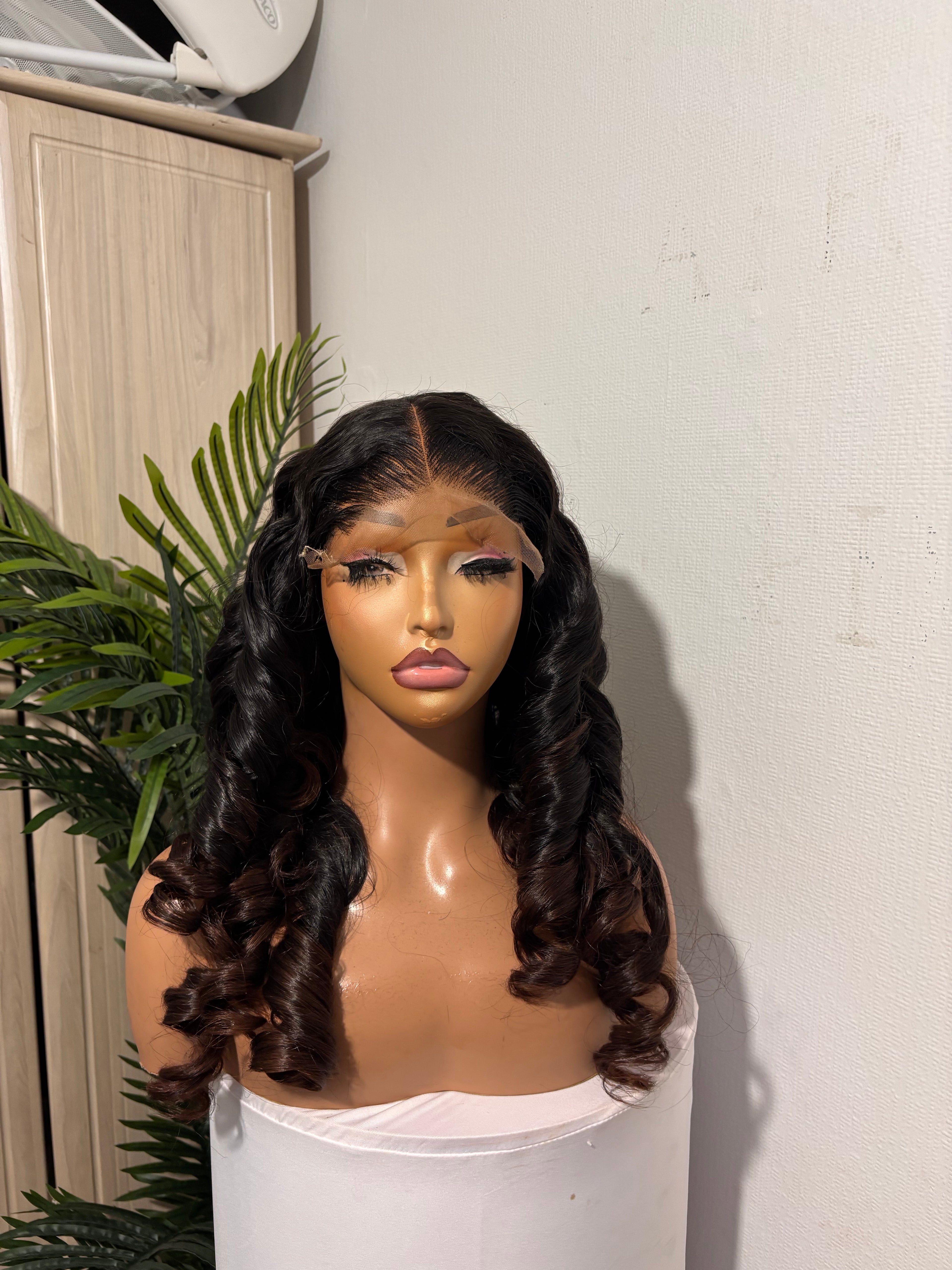 20 SDD luxury Vietnamese bouncy unit
350g paired with 5by 5 closure ombré brown